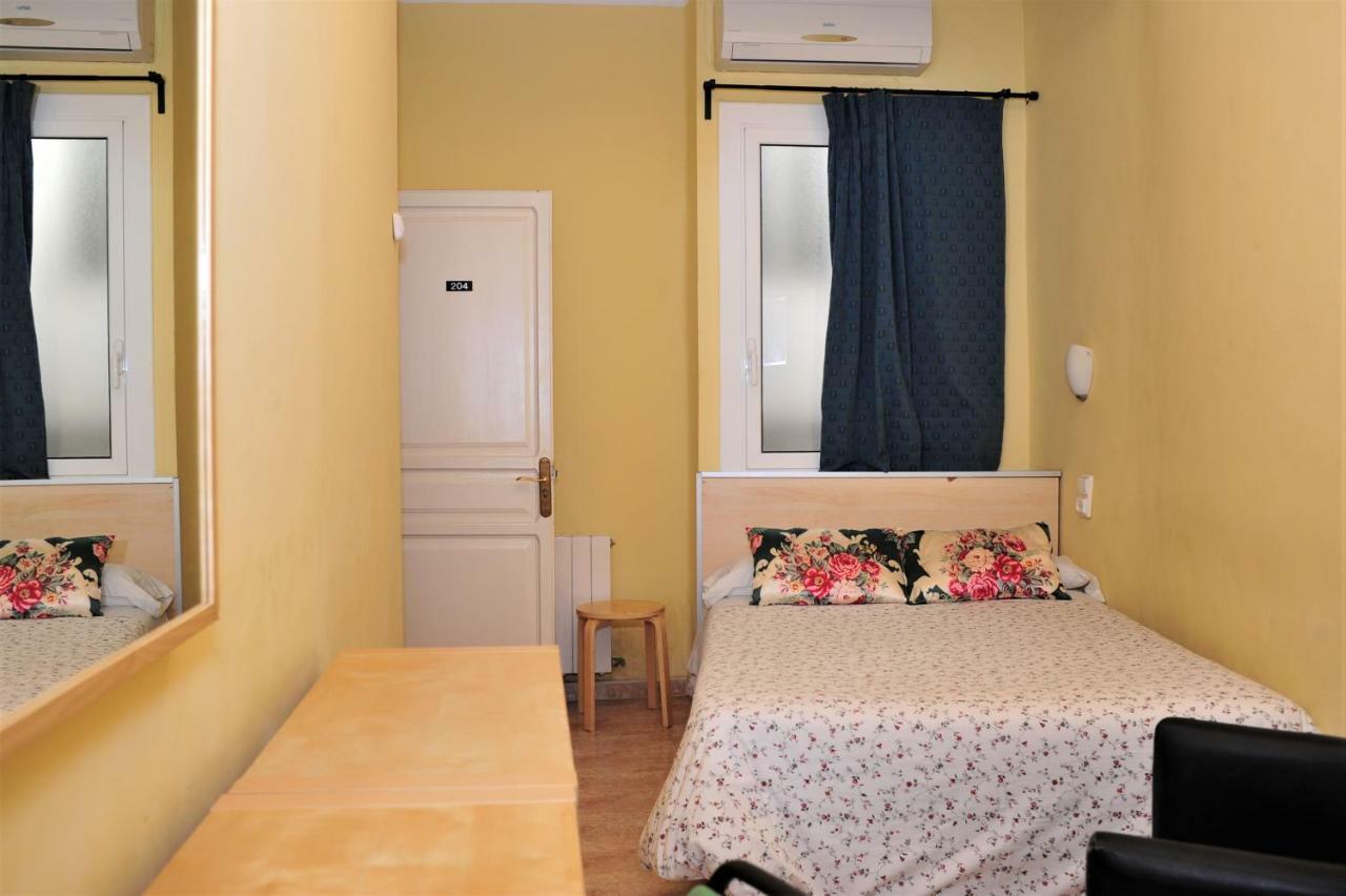 Hostal Bejar Барселона Экстерьер фото